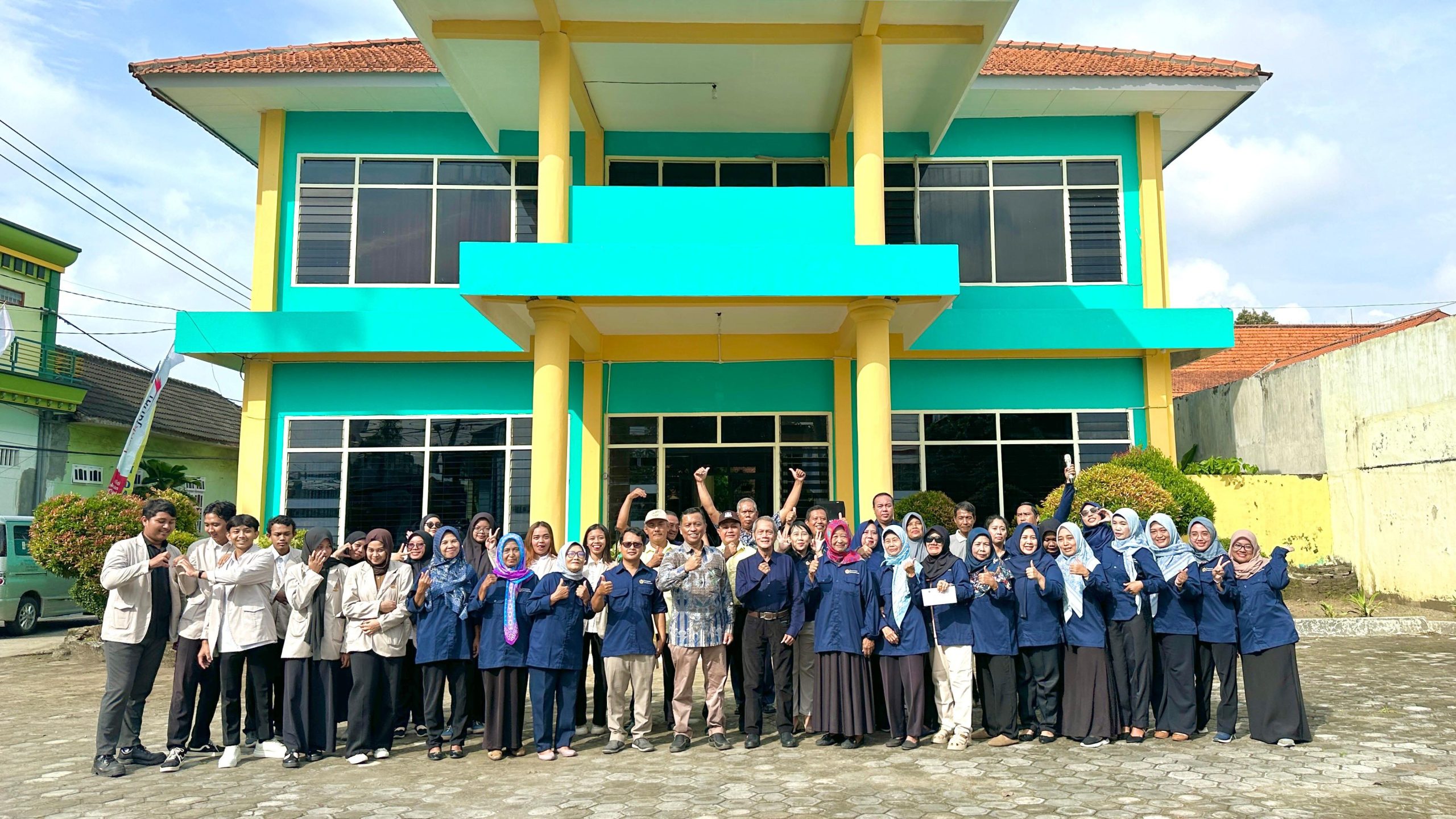 foto bersama rektorium dan karyawan UPD foto bersama rektorium dan karyawan UPD