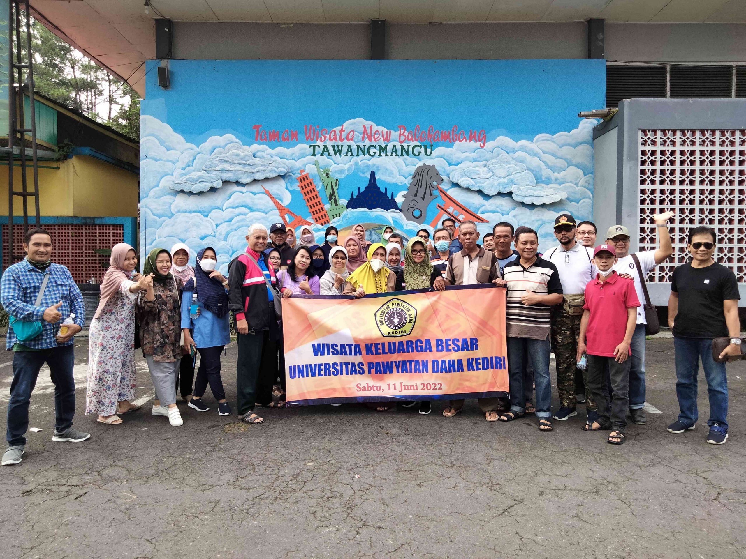 Keluarga Besar Universitas Pawyatan Daha Berwisata ke Tawangmangu